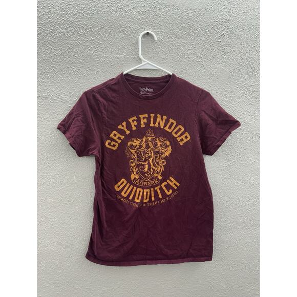 Harry Potter T-Shirt Small Gryffindor Quidditch Red Graphic Short Sleeve - Picture 1 of 9